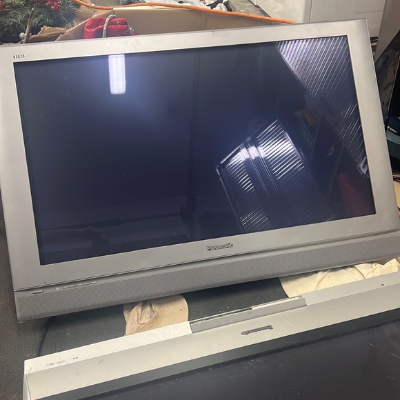 Panasonic TV - Picture 1 of 3